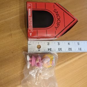 Peanuts Snoopy dog house Sally